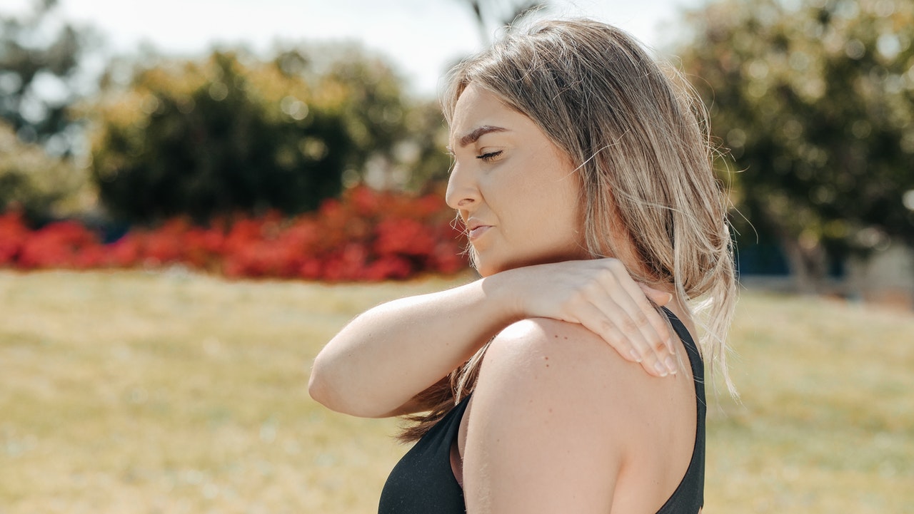 How to Cure Frozen Shoulder Quickly (& Safely)